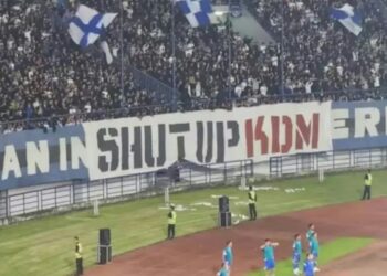 Spanduk 'Shut Up KDM' yang dibentangkan Bobotoh Persib Bandung saat laga melawan Arema FC, di Stadion Gelora Bandung Lautan Api (GBLA).(Foto:Istimewa).
