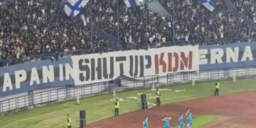 Spanduk 'Shut Up KDM' yang dibentangkan Bobotoh Persib Bandung saat laga melawan Arema FC, di Stadion Gelora Bandung Lautan Api (GBLA).(Foto:Istimewa).