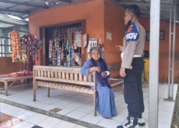 Nenek korban perampasan di Kecamatan Lembursiti, Kota Sukabumi. Dompet berisi uang Rp.3,8 juta dibawa kabur pelaku.(Foto:Istimewa).
