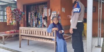 Nenek korban perampasan di Kecamatan Lembursiti, Kota Sukabumi. Dompet berisi uang Rp.3,8 juta dibawa kabur pelaku.(Foto:Istimewa).