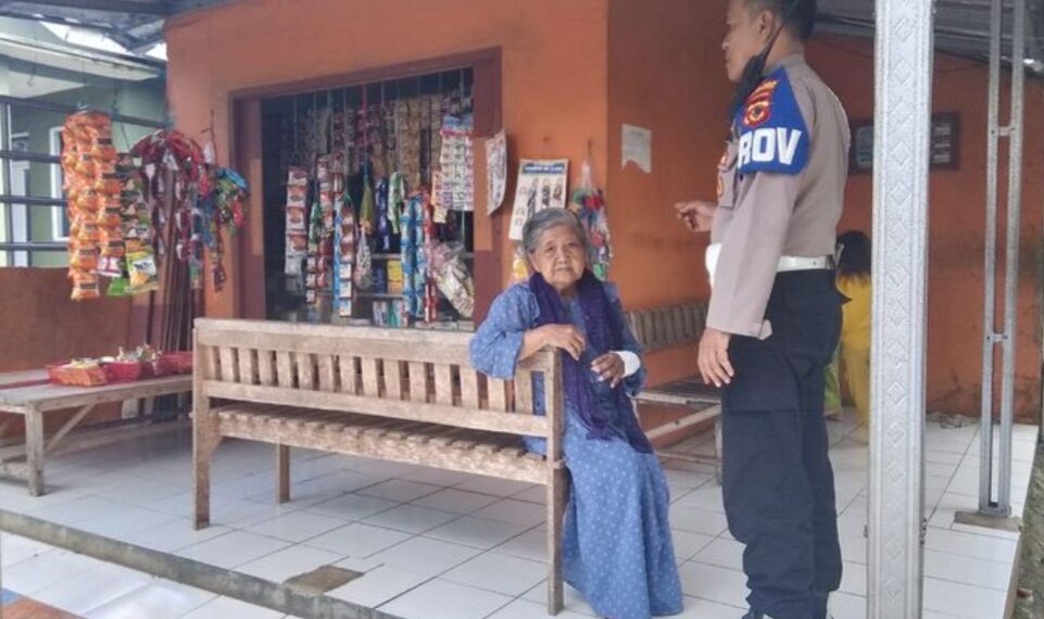 Nenek korban perampasan di Kecamatan Lembursiti, Kota Sukabumi. Dompet berisi uang Rp.3,8 juta dibawa kabur pelaku.(Foto:Istimewa).