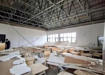 Plafon ruang kelas SMKN 1 Soreang, Kabupaten Bandung, ambruk, 5 siswa terluka.(Foto:Istimewa).