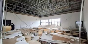 Plafon ruang kelas SMKN 1 Soreang, Kabupaten Bandung, ambruk, 5 siswa terluka.(Foto:Istimewa).