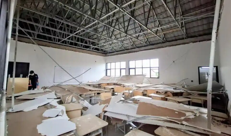 Plafon ruang kelas SMKN 1 Soreang, Kabupaten Bandung, ambruk, 5 siswa terluka.(Foto:Istimewa).