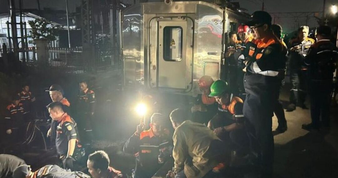 Proses penanganan dan evakuasi pasca kecelakaan Kereta Api Argo Bromo Anggrek menabrak Kereta Rel Listrik (KRL) di Stasiun Bekasi Timur, Senin (27/04/2026) malam,