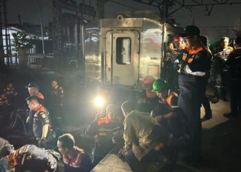 Proses penanganan dan evakuasi pasca kecelakaan Kereta Api Argo Bromo Anggrek menabrak Kereta Rel Listrik (KRL) di Stasiun Bekasi Timur, Senin (27/04/2026) malam,