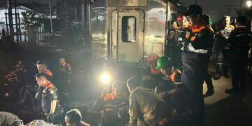 Proses penanganan dan evakuasi pasca kecelakaan Kereta Api Argo Bromo Anggrek menabrak Kereta Rel Listrik (KRL) di Stasiun Bekasi Timur, Senin (27/04/2026) malam,