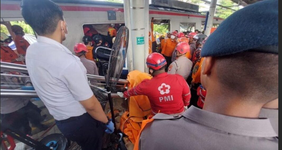 Proses evakuasi korban kecelakaan Kereta Api Argo Bromo Anggrek tabrak Kereta Rel Listrik (KRL) di Stasiun Bekasi Timur.(Foto:Istimewa).