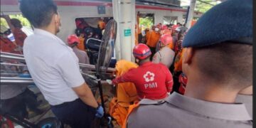 Proses evakuasi korban kecelakaan Kereta Api Argo Bromo Anggrek tabrak Kereta Rel Listrik (KRL) di Stasiun Bekasi Timur.(Foto:Istimewa).