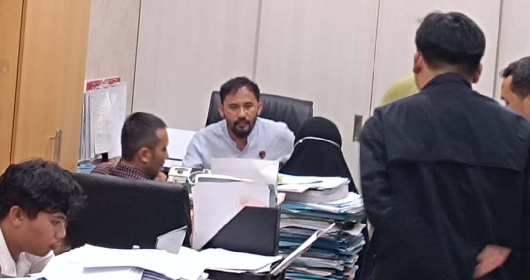 Anwar Satibi (38), ayah kandung Nizam Syafei (12), saat menjalani pemeriksaan penyidik Satreskrim Polres Sukabumi.(Foto:Istimewa).