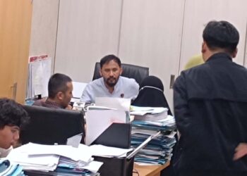 Anwar Satibi (38), ayah kandung Nizam Syafei (12), saat menjalani pemeriksaan penyidik Satreskrim Polres Sukabumi.(Foto:Istimewa).