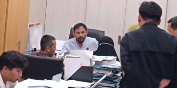 Anwar Satibi (38), ayah kandung Nizam Syafei (12), saat menjalani pemeriksaan penyidik Satreskrim Polres Sukabumi.(Foto:Istimewa).