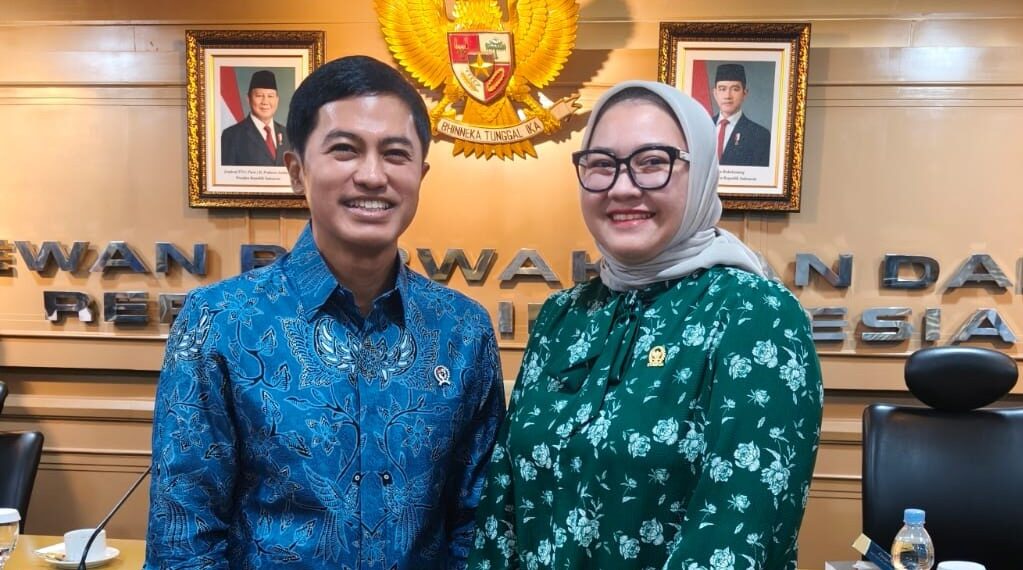 Anggota DPD Dapil Jabar Agita Nurfianti (kanan) dan Wakil Menteri Kesehatan Dante Saksono Harbuwono berfoto bersama usai Rapat Kerja Komite III DPD RI bersama Kementerian Kesehatan, Senin (13/4), di Kantor DPD RI, Senayan, Jakarta Pusat. (Foto: Istimewa)