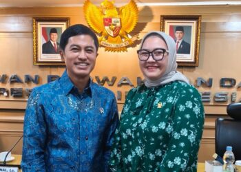 Anggota DPD Dapil Jabar Agita Nurfianti (kanan) dan Wakil Menteri Kesehatan Dante Saksono Harbuwono berfoto bersama usai Rapat Kerja Komite III DPD RI bersama Kementerian Kesehatan, Senin (13/4), di Kantor DPD RI, Senayan, Jakarta Pusat. (Foto: Istimewa)