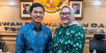 Anggota DPD Dapil Jabar Agita Nurfianti (kanan) dan Wakil Menteri Kesehatan Dante Saksono Harbuwono berfoto bersama usai Rapat Kerja Komite III DPD RI bersama Kementerian Kesehatan, Senin (13/4), di Kantor DPD RI, Senayan, Jakarta Pusat. (Foto: Istimewa)