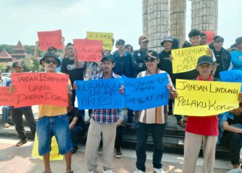 Ratusan massa yang tergabung dalam Gabungan Elemen Masyarakat Indramayu (GEMI) melakukan aksi unjukrasa di Kejaksaan Negeri Indramayu dan Pendopo Kabupaten Indramayu, pada Rabu (15/4/2026).(Foto: Istimewa)