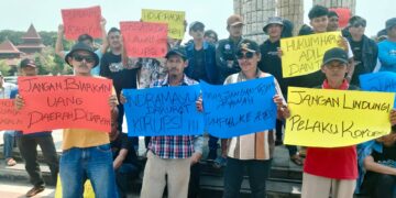 Ratusan massa yang tergabung dalam Gabungan Elemen Masyarakat Indramayu (GEMI) melakukan aksi unjukrasa di Kejaksaan Negeri Indramayu dan Pendopo Kabupaten Indramayu, pada Rabu (15/4/2026).(Foto: Istimewa)