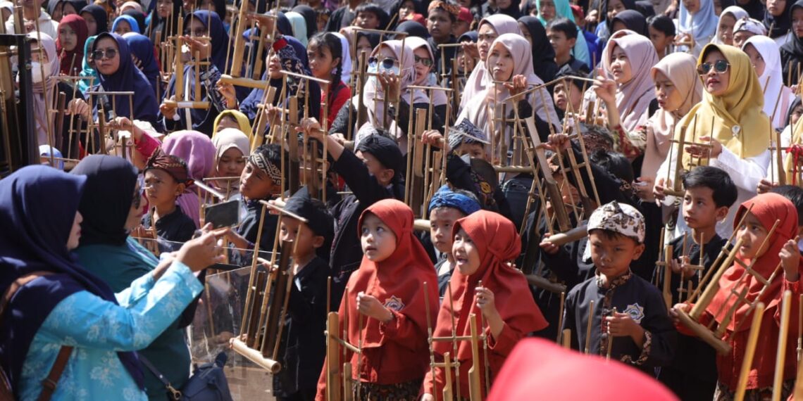 Pertunjukan angklung.(Foto: Humas Pemkab Kuningan)