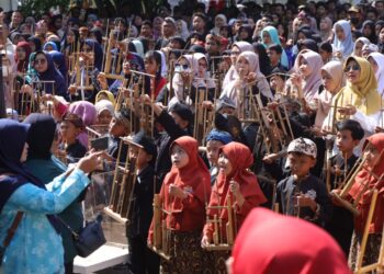 Pertunjukan angklung.(Foto: Humas Pemkab Kuningan)