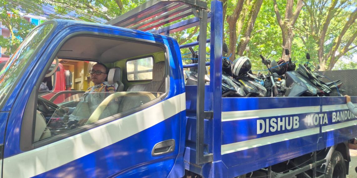Sepeda motor yang kedapatan parkir liar langsung diangkut.(Foto: Humas Pemkot Bandung)