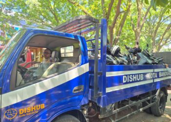 Sepeda motor yang kedapatan parkir liar langsung diangkut.(Foto: Humas Pemkot Bandung)