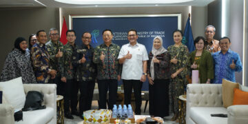 Menteri Perdagangan, Budi Santoso menerima audiensi jajaran pengurus Asosiasi Industri Mebel dan Kerajinan Indonesia (Asmindo) di kantor Kementerian Perdagangan, Jakarta, Kamis (9/4/2026).(Foto: Dok. Humas Kemendag)