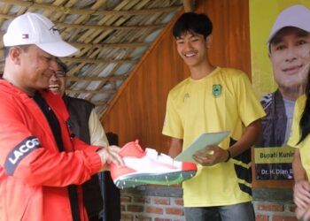 Pemerintah Kabupaten Kuningan memberikan apresiasi kepada para atlet berprestasi dalam kegiatan yang digelar di Saung Karuhun 2, Minggu (19/4/2026). (Foto: Humas Pemkab Kuningan)