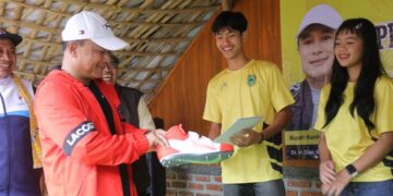 Pemerintah Kabupaten Kuningan memberikan apresiasi kepada para atlet berprestasi dalam kegiatan yang digelar di Saung Karuhun 2, Minggu (19/4/2026). (Foto: Humas Pemkab Kuningan)