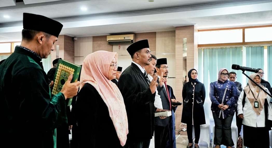 Wakil Gubernur Jawa Barat Erwan Setiawan melantik 39 anggota Badan Penyelesaian Sengketa Konsumen (BPSK) Provinsi Jabar periode tahun 2026-2031, di Aula Agus Gustiar Dinas Perindustrian dan Perdagangan Jabar Jalan Asia Afrika No 146 Kota Bandung, Kamis (9/4/2026).(Foto: Humas Pemprov Jabar)