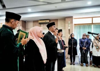 Wakil Gubernur Jawa Barat Erwan Setiawan melantik 39 anggota Badan Penyelesaian Sengketa Konsumen (BPSK) Provinsi Jabar periode tahun 2026-2031, di Aula Agus Gustiar Dinas Perindustrian dan Perdagangan Jabar Jalan Asia Afrika No 146 Kota Bandung, Kamis (9/4/2026).(Foto: Humas Pemprov Jabar)