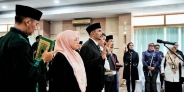 Wakil Gubernur Jawa Barat Erwan Setiawan melantik 39 anggota Badan Penyelesaian Sengketa Konsumen (BPSK) Provinsi Jabar periode tahun 2026-2031, di Aula Agus Gustiar Dinas Perindustrian dan Perdagangan Jabar Jalan Asia Afrika No 146 Kota Bandung, Kamis (9/4/2026).(Foto: Humas Pemprov Jabar)