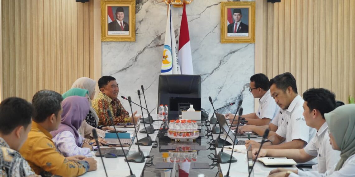 Bupati Garut, Abdusy Syakur Amin (kiri paling ujung) beserta jajaran, melakukan kunjungan kerja strategis ke Direktorat Jenderal Perikanan Tangkap Kementerian Kelautan dan Perikanan (KKP) RI di Gedung Mina Bahari 2 KKP, Jakarta, Selasa (14/4/2026). (Foto: Humas Pemkab Garut)