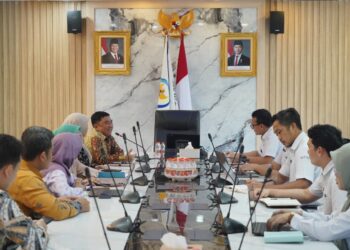 Bupati Garut, Abdusy Syakur Amin (kiri paling ujung) beserta jajaran, melakukan kunjungan kerja strategis ke Direktorat Jenderal Perikanan Tangkap Kementerian Kelautan dan Perikanan (KKP) RI di Gedung Mina Bahari 2 KKP, Jakarta, Selasa (14/4/2026). (Foto: Humas Pemkab Garut)