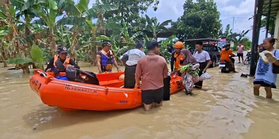 Foto : Petugas BPBD Kabupaten Demak mengevakuasi warga terdampak menggunakan perahu karet atas bencana banjir yang melanda wilayah Kabupaten Demak, Jawa Tengah, Jumat (3/4). (BPBD Kabupaten Demak)