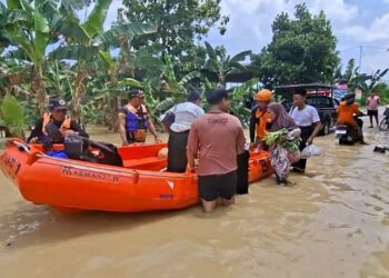 Foto : Petugas BPBD Kabupaten Demak mengevakuasi warga terdampak menggunakan perahu karet atas bencana banjir yang melanda wilayah Kabupaten Demak, Jawa Tengah, Jumat (3/4). (BPBD Kabupaten Demak)