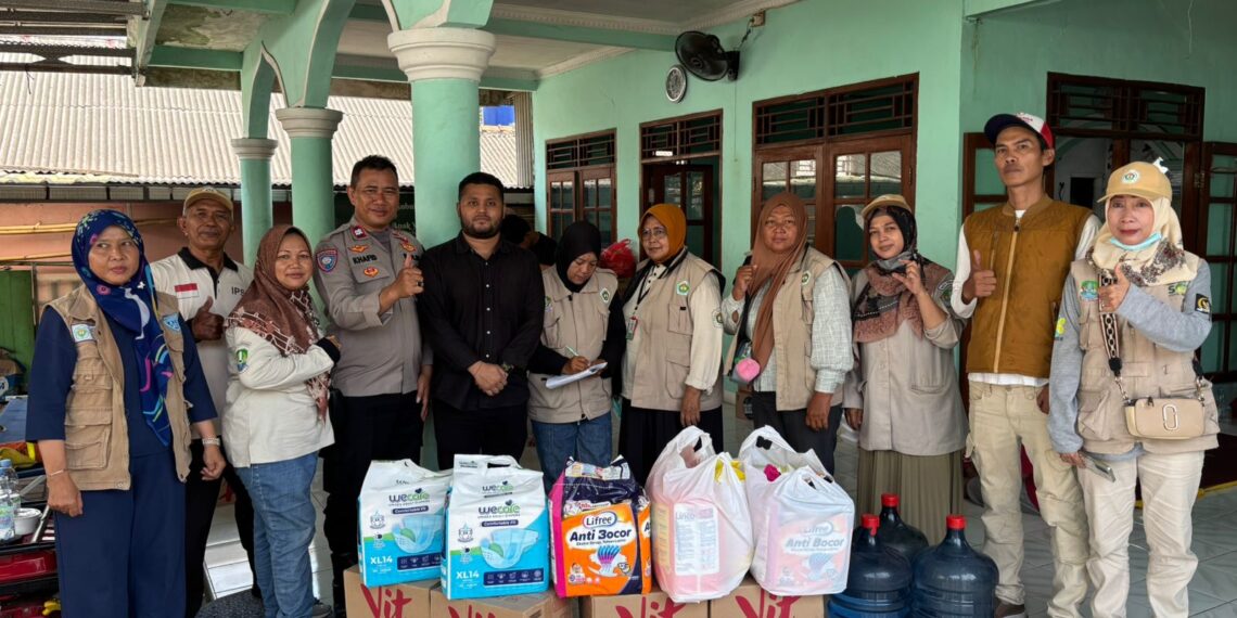 PT Pertamina Patra Niaga Regional Jawa Bagian Barat (JBB) menyalurkan bantuan pada Sabtu (4/4/2026) bagi warga terdampak kebakaran di SPBE PT Indogas Andalan Kita, Cimuning, yang terjadi pada Rabu (1/4/2026).(Foto: Istimewa)