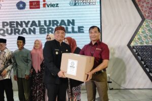 Penyerahan Al Qur'an Braille.‎(Foto: Moch Ahdiansyah/ Diskominfo Kab. Garut)