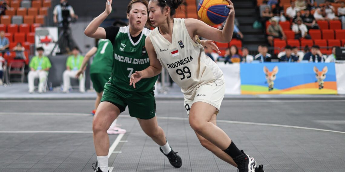 Timnas basket 3x3 putri mampu melaju ke fase 16 besar setelah meraih kemenangan dalam laga terakhir melawan Makau di Sanya Sport Centre Gymnasium, Senin (27/4). Tim Merah Putih menang dengan skor 17-12.(Foto: NOC Indonesia/Naif Muhammad Al’as)