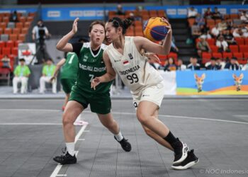 Timnas basket 3x3 putri mampu melaju ke fase 16 besar setelah meraih kemenangan dalam laga terakhir melawan Makau di Sanya Sport Centre Gymnasium, Senin (27/4). Tim Merah Putih menang dengan skor 17-12.(Foto: NOC Indonesia/Naif Muhammad Al’as)