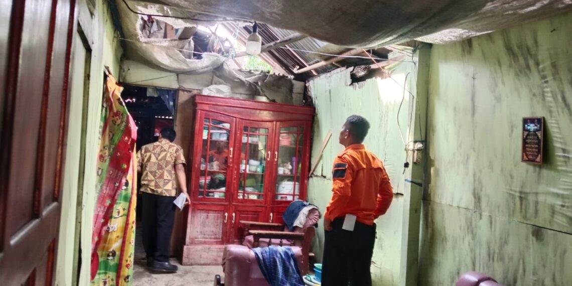 Foto : Personil BPBD Kabupaten Takalar, Sulawesi Selatan, melakukan asesmen terhadap rumah warga terdampak angin kencang yang menerjang wilayah Kelurahan Sabintang pada Rabu (22/4). (BPBD Kabupaten Takalar)