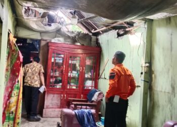 Foto : Personil BPBD Kabupaten Takalar, Sulawesi Selatan, melakukan asesmen terhadap rumah warga terdampak angin kencang yang menerjang wilayah Kelurahan Sabintang pada Rabu (22/4). (BPBD Kabupaten Takalar)