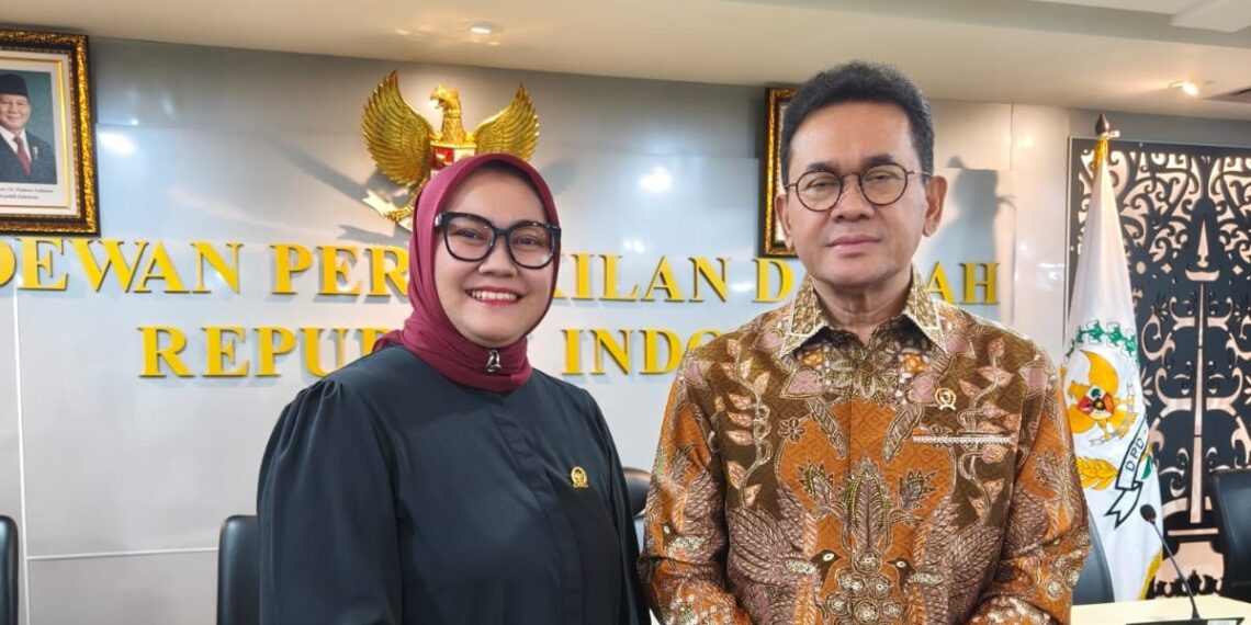 Senator asal Jabar Agita Nurfianti bersama Menteri Perdagangan Budi Santoso dalam Rapat Kerja Komite III DPD RI membahas Rancangan Undang-Undang (RUU) Perlindungan Konsumen, Selasa (7/4), di Kantor DPD RI, Senayan, Jakarta, Pusat.(Foto: Istimewa)