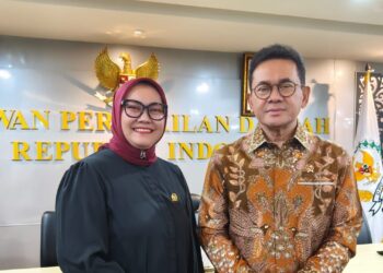 Senator asal Jabar Agita Nurfianti bersama Menteri Perdagangan Budi Santoso dalam Rapat Kerja Komite III DPD RI membahas Rancangan Undang-Undang (RUU) Perlindungan Konsumen, Selasa (7/4), di Kantor DPD RI, Senayan, Jakarta, Pusat.(Foto: Istimewa)