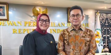 Senator asal Jabar Agita Nurfianti bersama Menteri Perdagangan Budi Santoso dalam Rapat Kerja Komite III DPD RI membahas Rancangan Undang-Undang (RUU) Perlindungan Konsumen, Selasa (7/4), di Kantor DPD RI, Senayan, Jakarta, Pusat.(Foto: Istimewa)