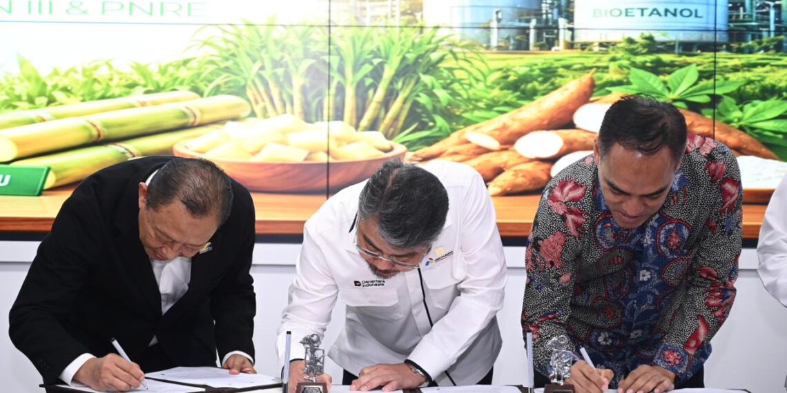 CEO Pertamina New & Renewable Energy, John Anis, bersama PTPN III, Ryanto Wisnuardhy dan MedCo, Aradea Z Arifin melakukan penandatanganan kerja sama Pengembangan Bioetanol di Palm Oil, Gedung Agro Plaza, Jakarta pada Senin (27/04/2026).(Foto: Dok. Humas Pertamina)
