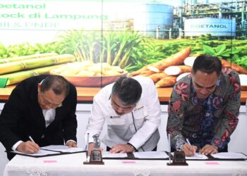 CEO Pertamina New & Renewable Energy, John Anis, bersama PTPN III, Ryanto Wisnuardhy dan MedCo, Aradea Z Arifin melakukan penandatanganan kerja sama Pengembangan Bioetanol di Palm Oil, Gedung Agro Plaza, Jakarta pada Senin (27/04/2026).(Foto: Dok. Humas Pertamina)