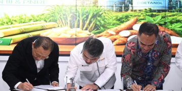 CEO Pertamina New & Renewable Energy, John Anis, bersama PTPN III, Ryanto Wisnuardhy dan MedCo, Aradea Z Arifin melakukan penandatanganan kerja sama Pengembangan Bioetanol di Palm Oil, Gedung Agro Plaza, Jakarta pada Senin (27/04/2026).(Foto: Dok. Humas Pertamina)