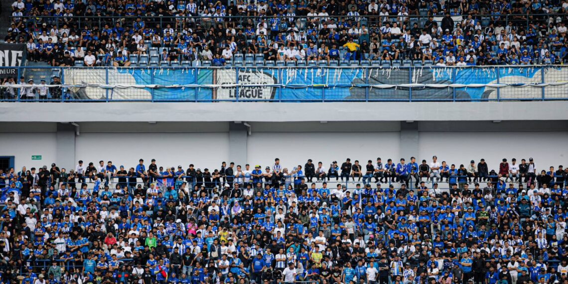 Bobotoh menyaksikan tim kesayangan berlaga.(Foto: Humas Pemkot Bandung)