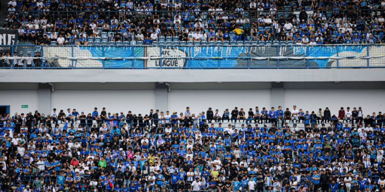 Bobotoh menyaksikan tim kesayangan berlaga.(Foto: Humas Pemkot Bandung),Persib cetak rekor hattrick