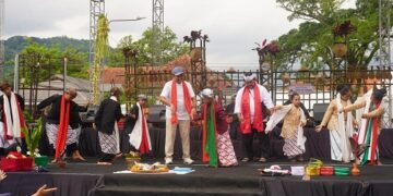Penampilan yang kental dengan nuansa Budaya Kasumedangan hadir di Halaman Mal Pelayanan Publik (MPP) Kabupaten Sumedang, Jumat (24/04/2026). (Foto: Humas Pemkab Sumedang)